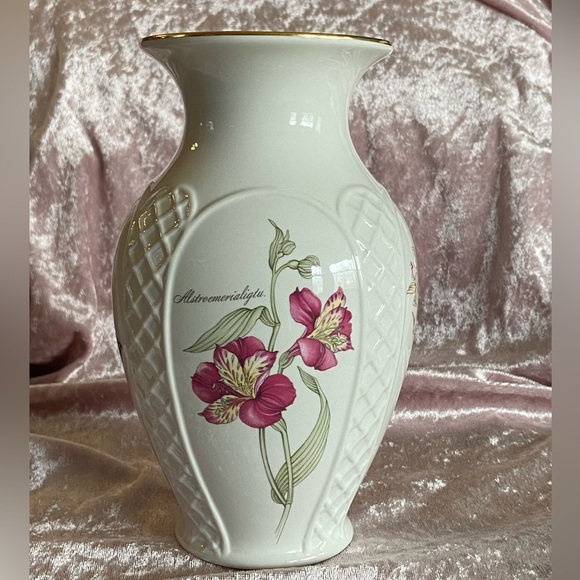 Vintage ROYALWinton Elegant Porcelain Vase- 4 Sided w/Different Flowers on Each🪻 - Picture 7 of 16